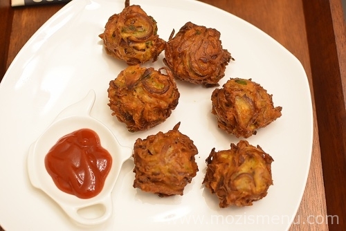 Onion Pakora / Onion Pakoda / Onion Pakodi / Vengaya pakoda / Crispy ...